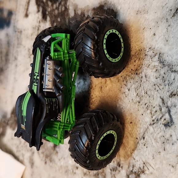 Hotwheels Radical Racer Monster Truck 4x4 black 1:64 scale - Picture 4 of 9